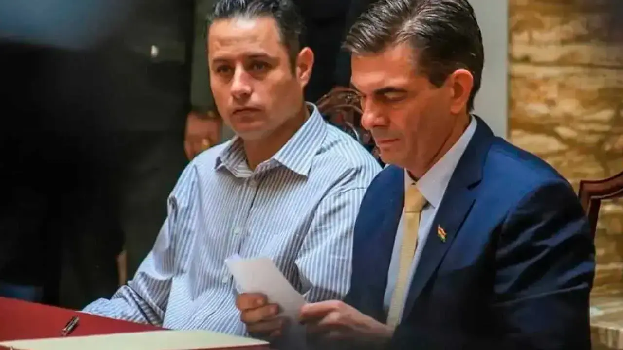 El vicepresidente Edmand Lara (i) y el presidente Rodrigo Paz, en un acto oficial.