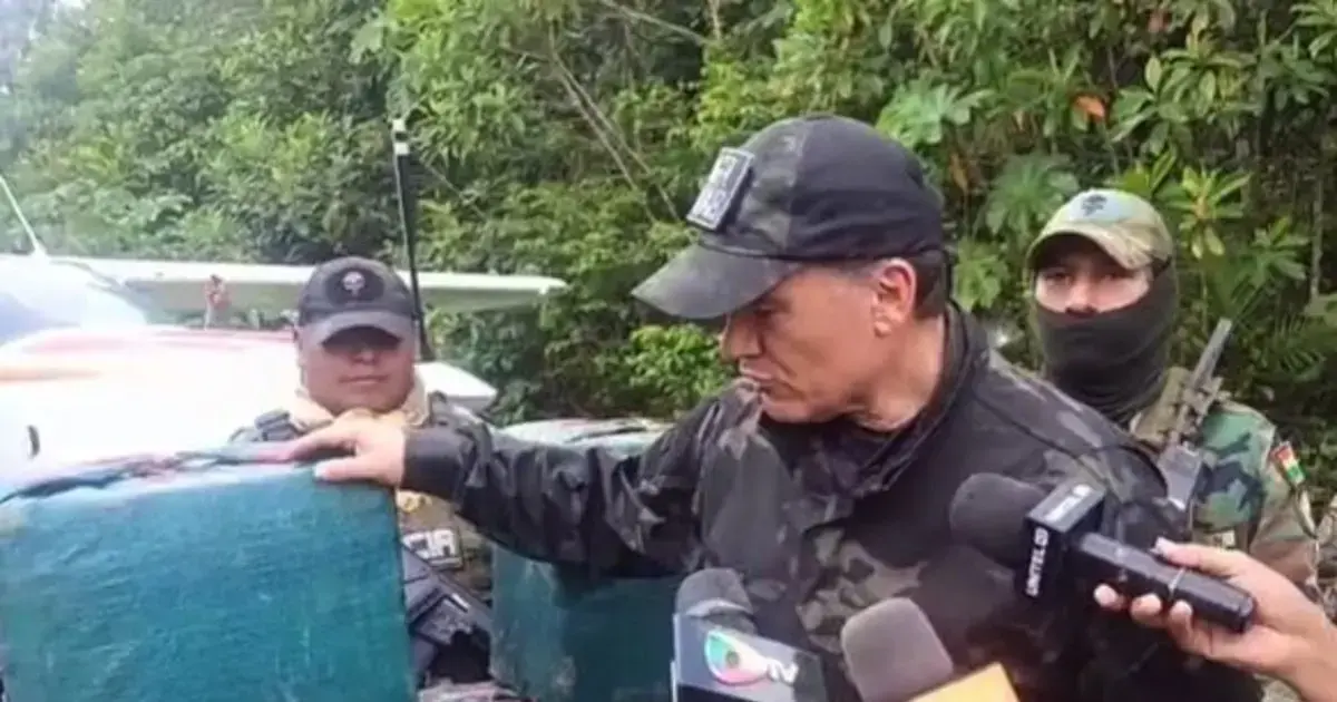 Justiniano muestra parte de la droga secuestrada.