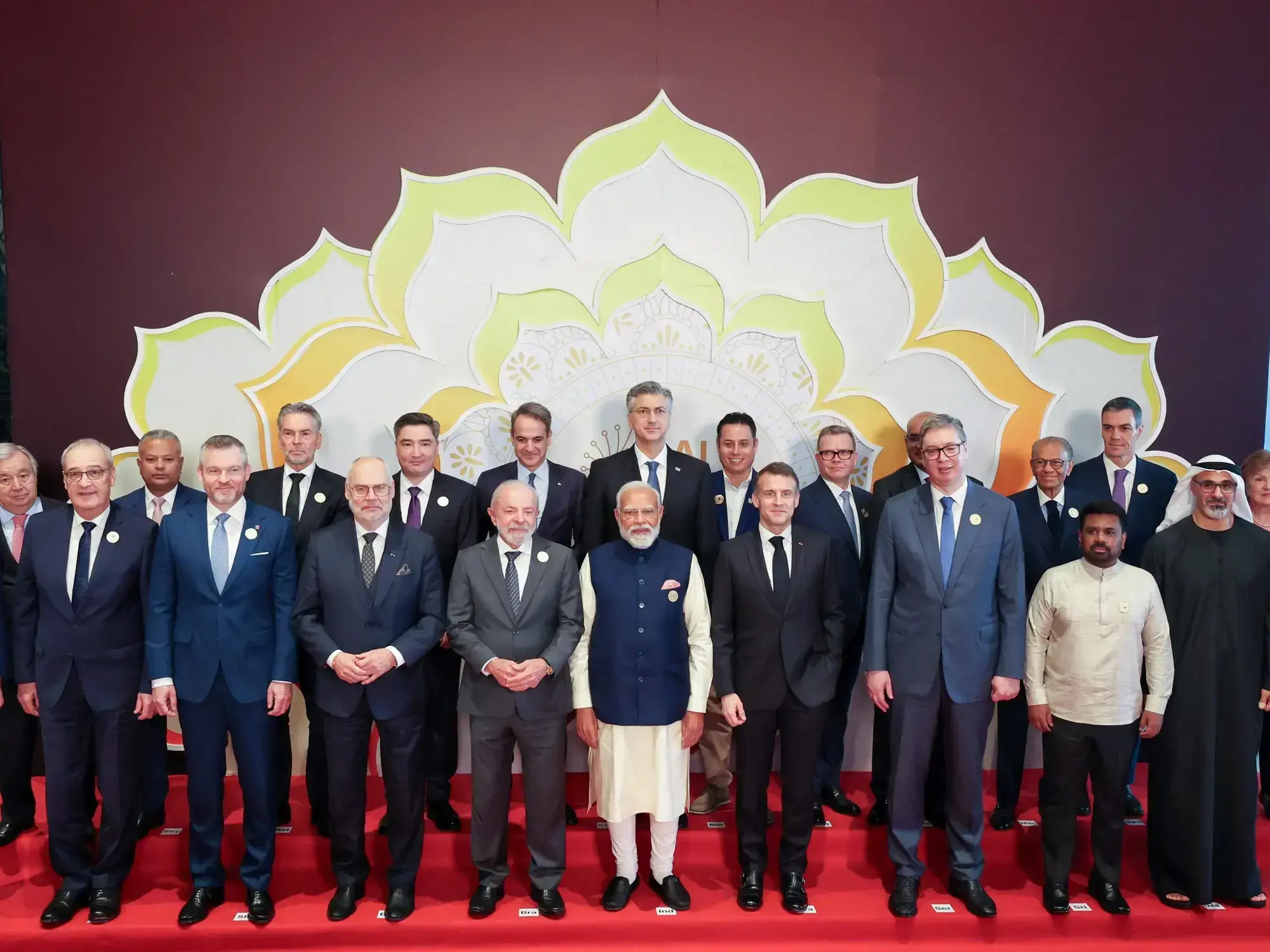 El primer ministro indio Narendra Modi junto a dirigentes mundiales durante la Cumbre de Impacto de la IA 2026 en Nueva Delhi