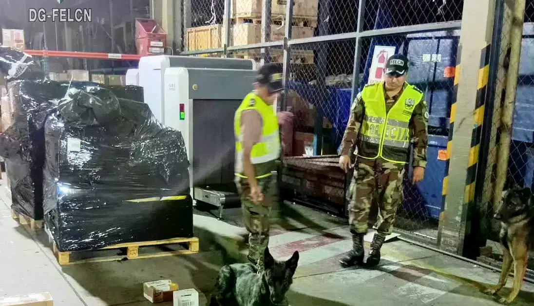 Canes adiestrados hallaron droga dentro de una bodega del aeropuerto Viru Viru.