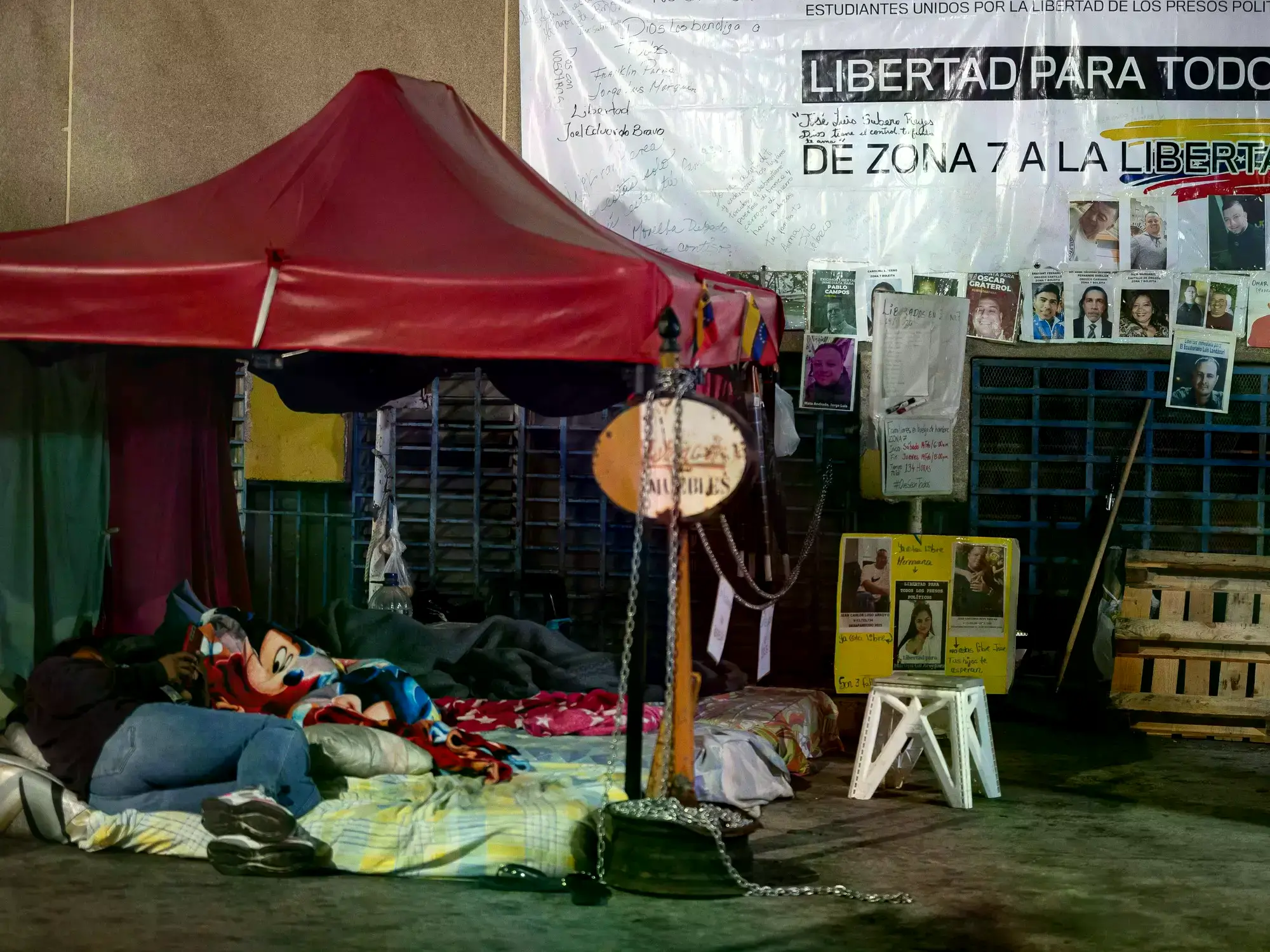 Familiares de presos políticos esperan frente al comando de la PNB en Caracas.