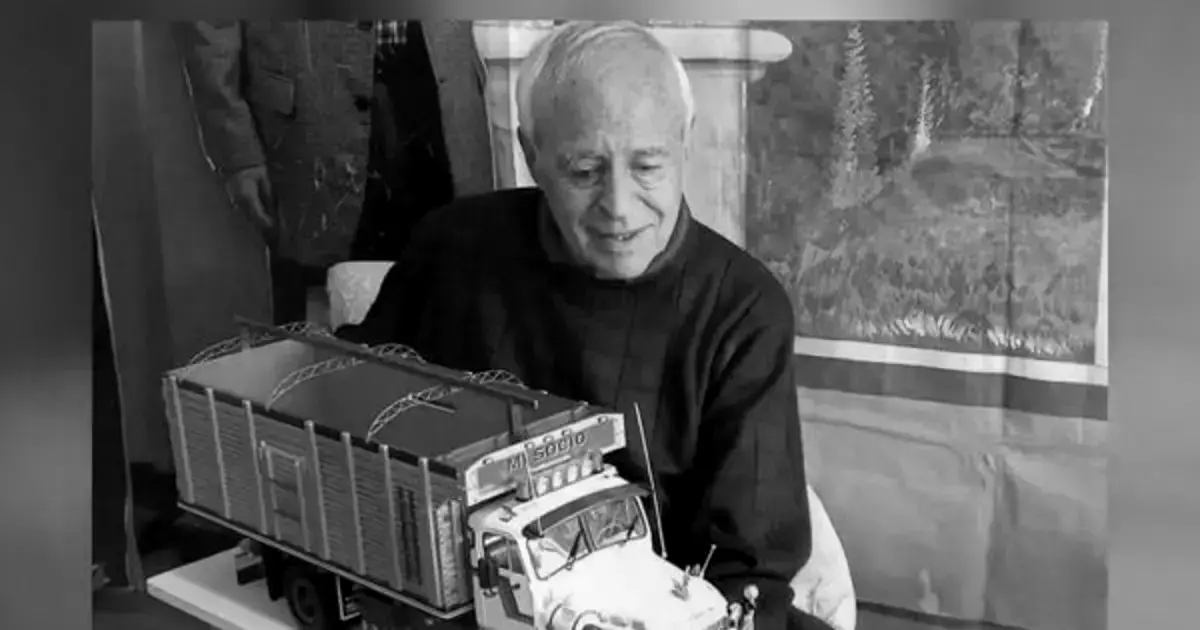 David Santalla con una réplica de su camión de la película "Mi Socio".