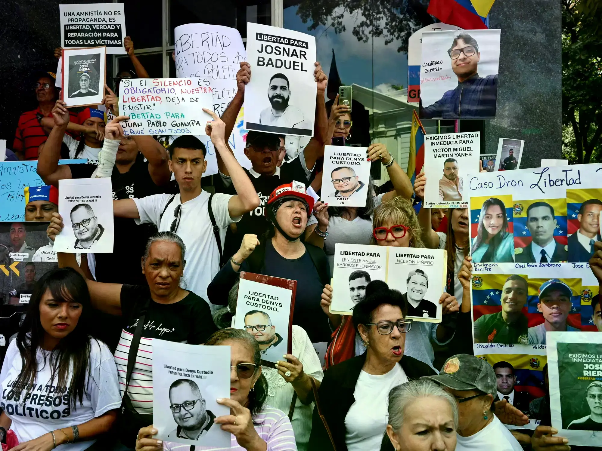 Familiares de presos políticos en vigilia frente a una cárcel en Venezuela.
