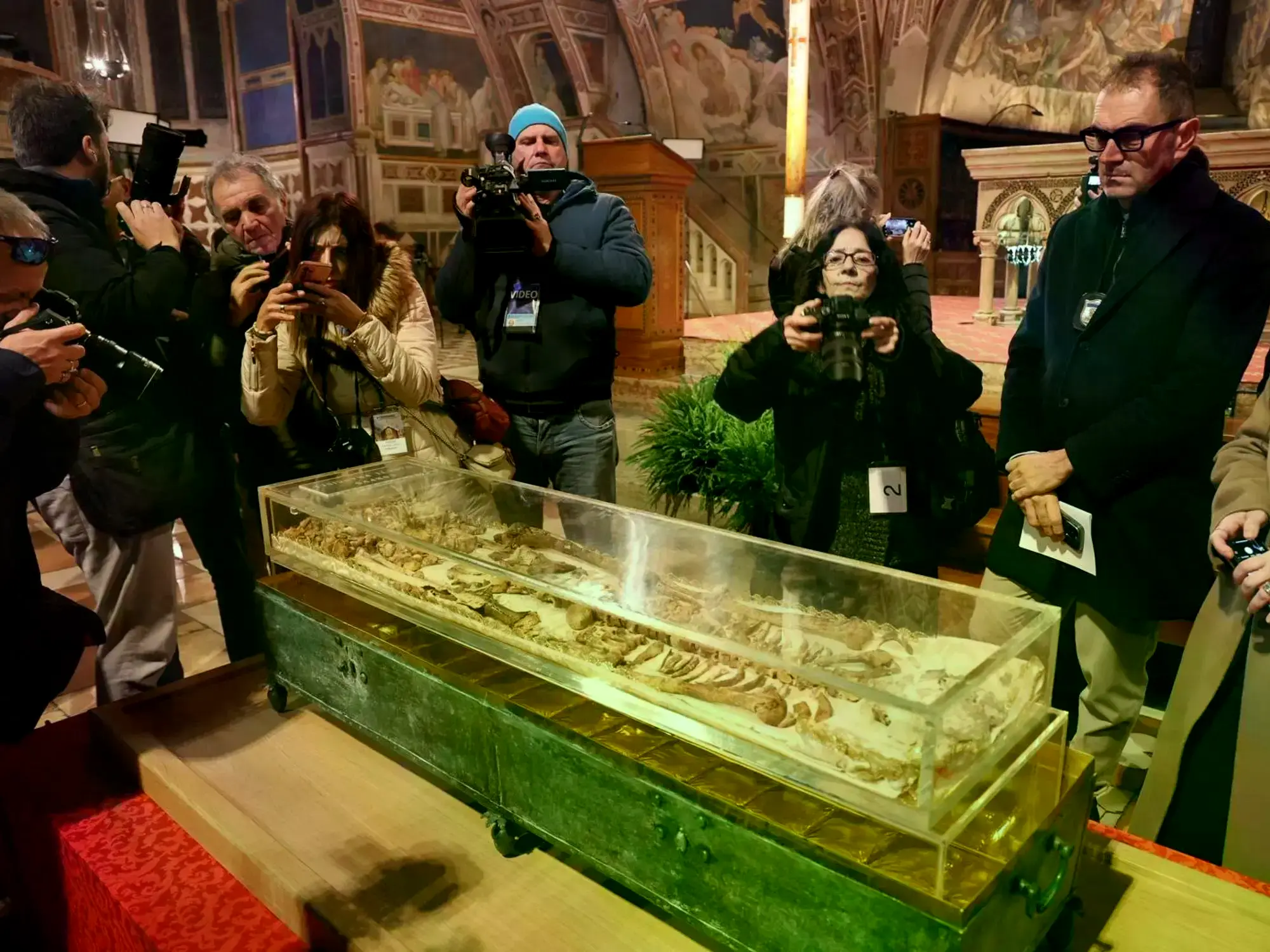 Los restos de San Francisco de Asís son exhibidos desde este domingo.