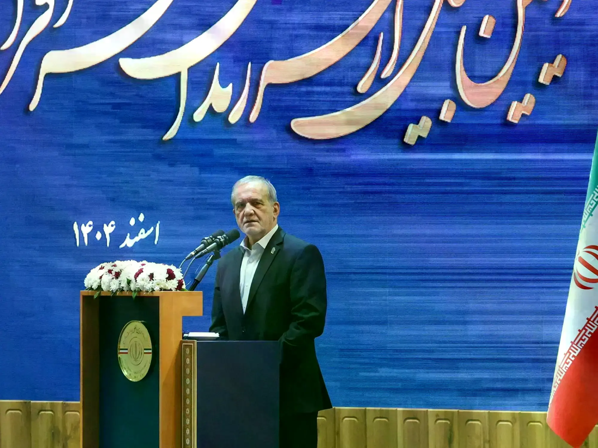 El presidente iraní, Masoud Pezeshkian, habla durante una reunión en Teherán.
