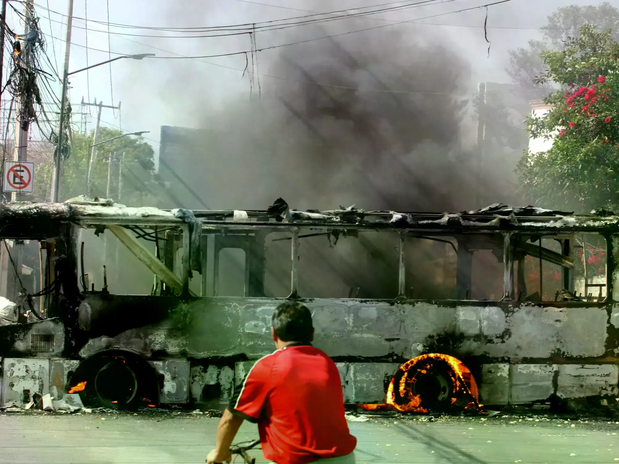 Un vehículo incendiado durante un estado de código rojo en la ciudad de Guadalajara.