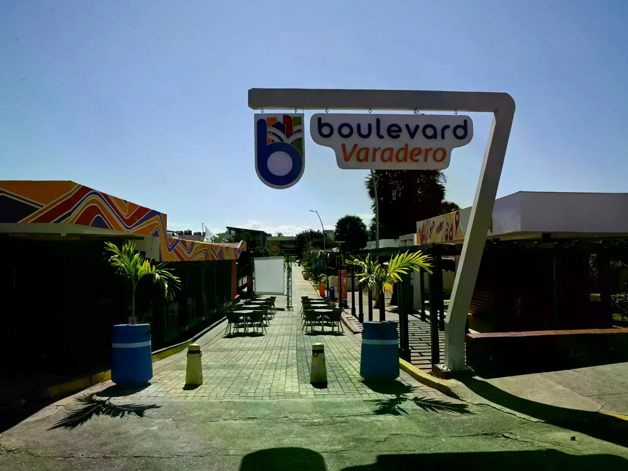 Un bulevar vacío en una zona turística mientras Estados Unidos bloquea el acceso de cargamentos de petróleo a la isla, Varade