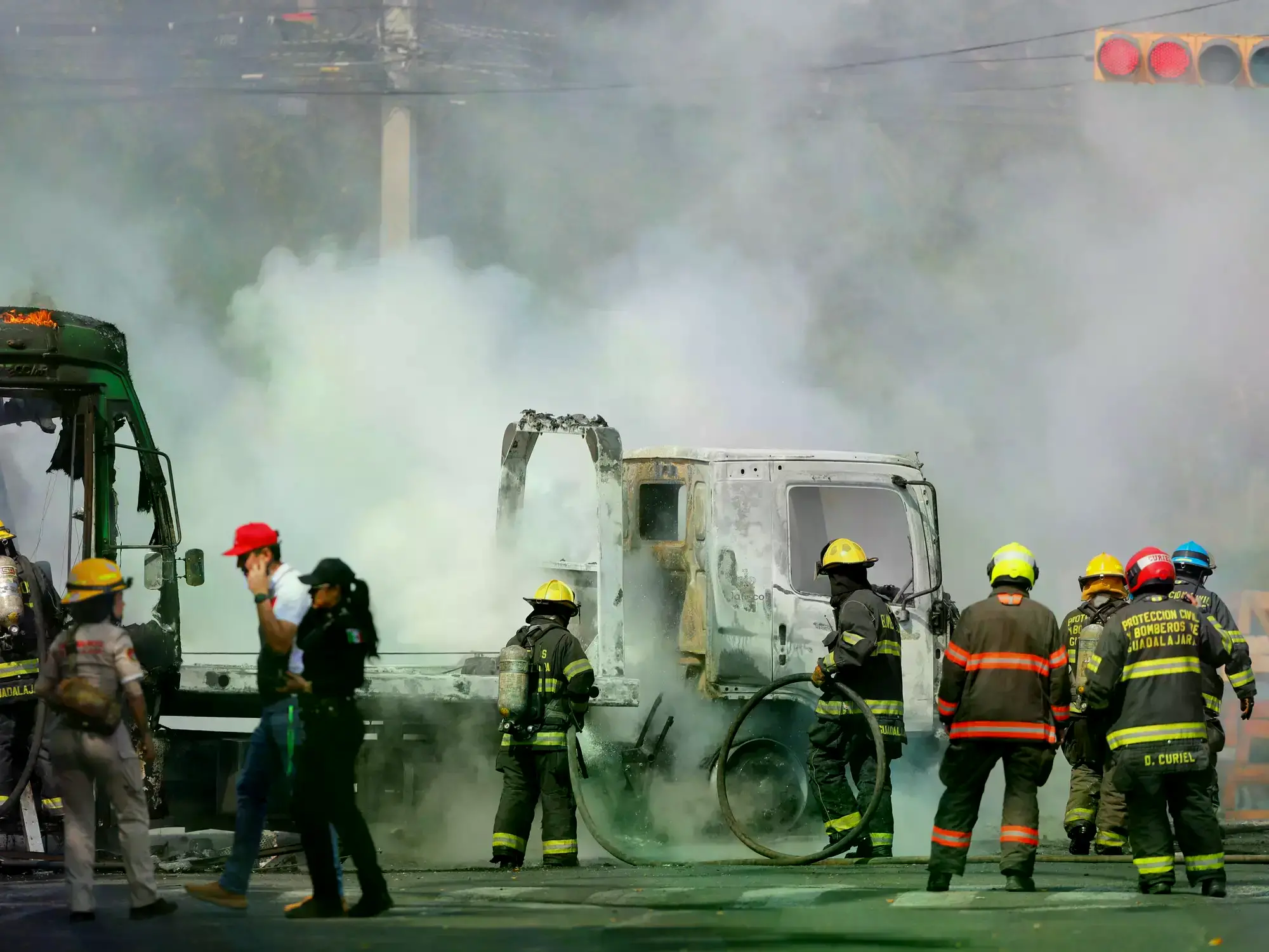 Vehículos incendiados y calles bloqueadas en Jalisco, México.