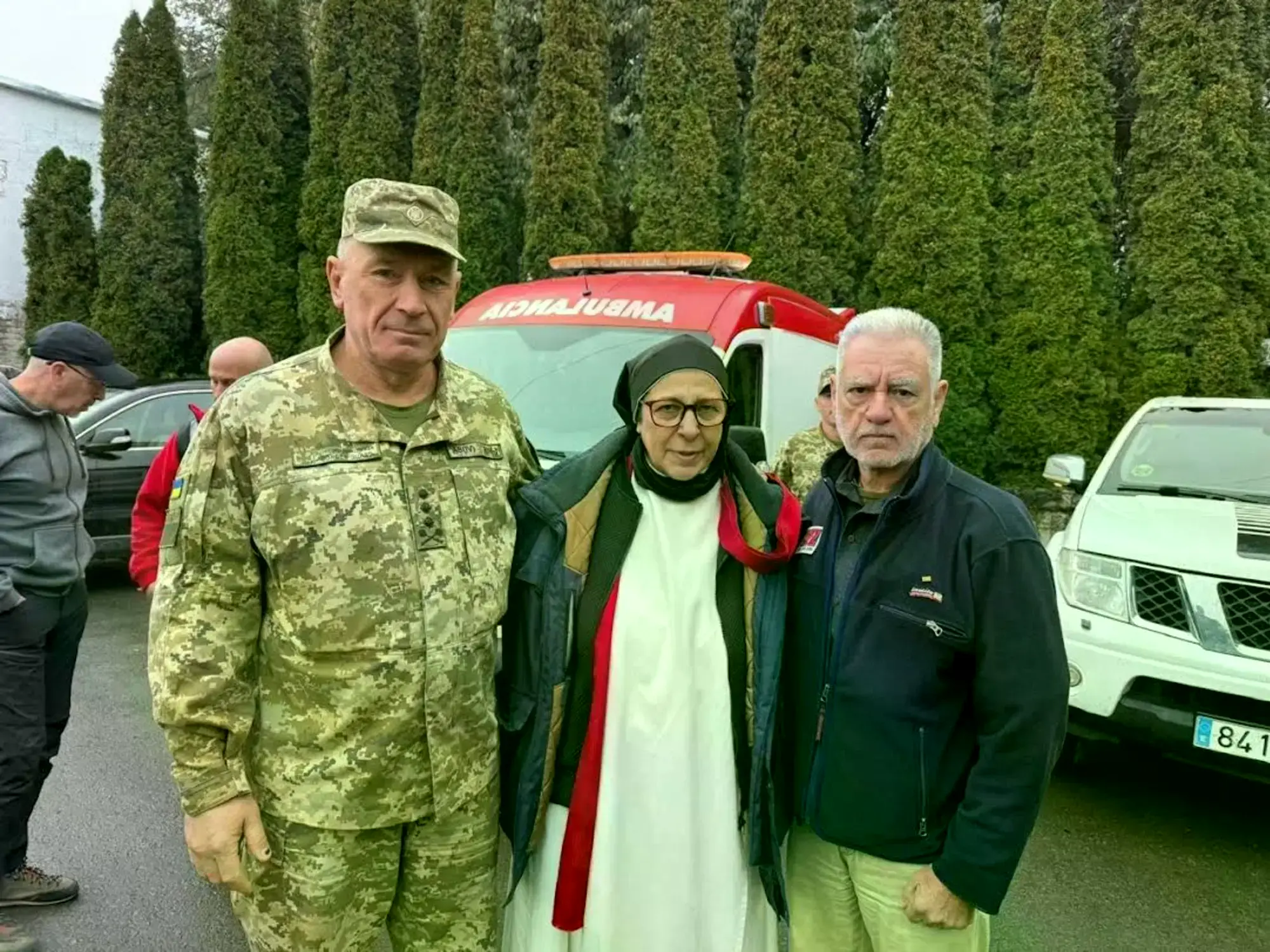 La hermana Lucía Caram ante un edificio en ruinas en Ucrania.