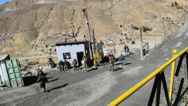 Uno de los ingresos a la empresa minera Huanuni.