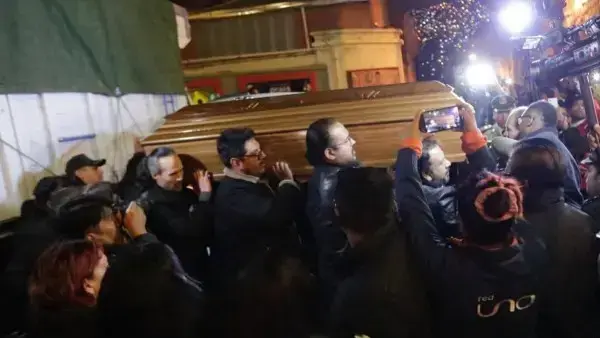 El féretro de David Santalla ingresa al Teatro Municipal Alberto Saavedra Pérez.