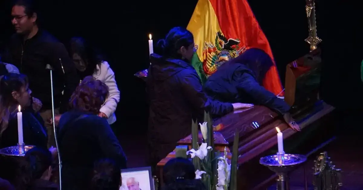 El momento del ingreso del ataúd de Santalla al Teatro Municipal.