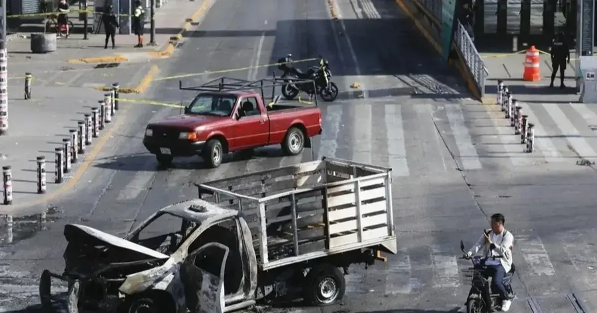 Bloqueo realizado por el crimen organizado con vehículos incendiados en una vía de Guadalajara (México).