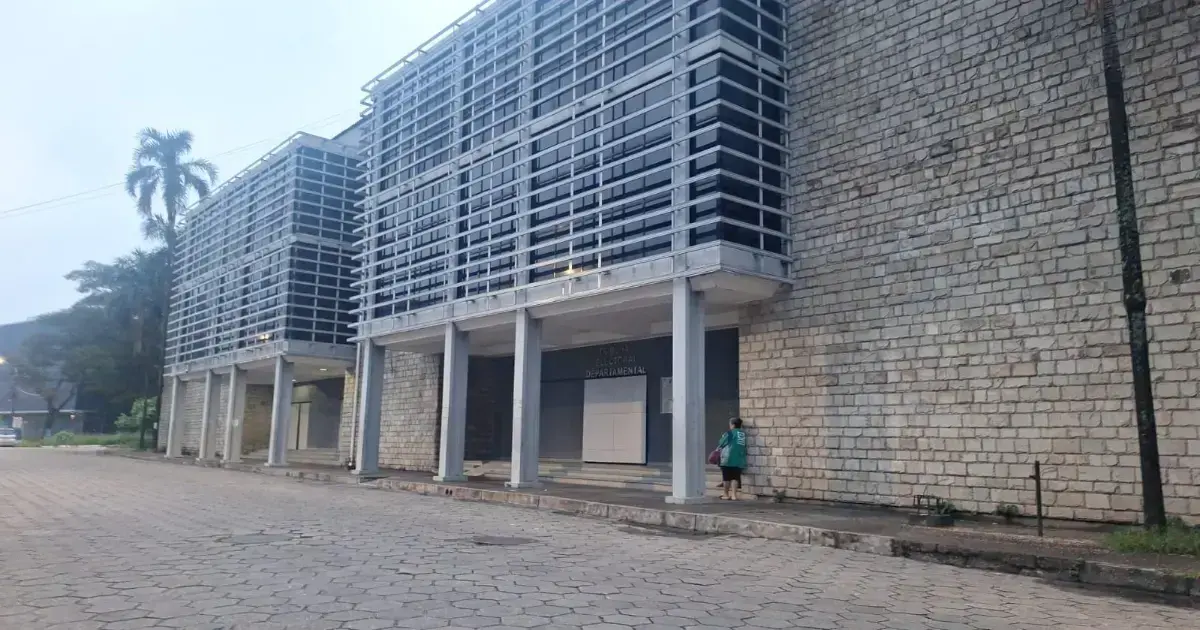 Ciudadanos realizan trámites en el Tribunal Electoral Departamental de Santa Cruz.