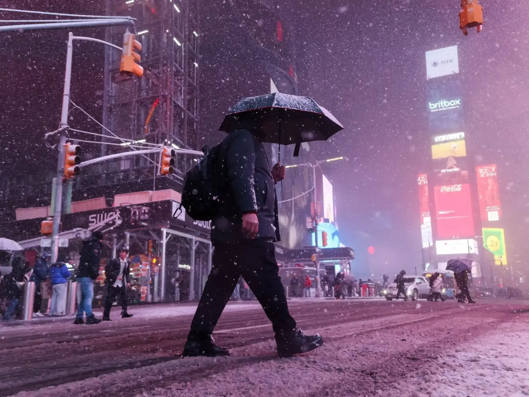 Un peatón cruza Times Square en medio del mal tiempo en Nueva York.