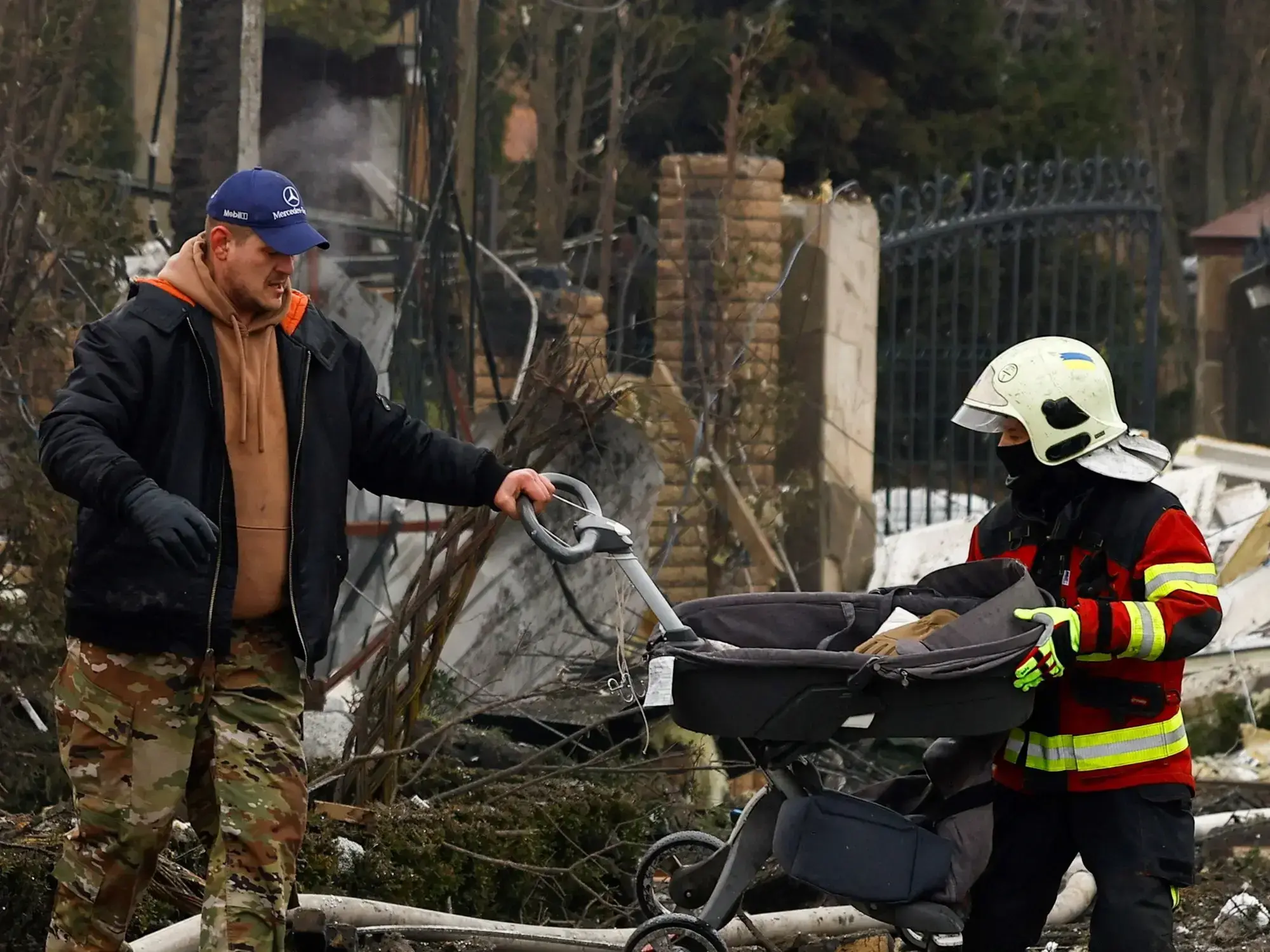 Personal de emergencia trabaja en una casa atacada por Rusia en Kiev.