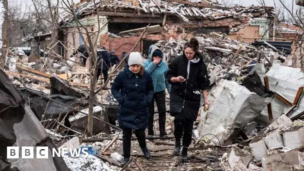 Ucranianos buscan refugio en un sotano durante el ataque ruso del 24 de febrero de 2022.