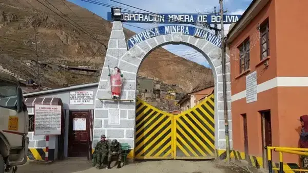 Puerta de ingreso a la Empresa Minera Huanuni en Oruro.