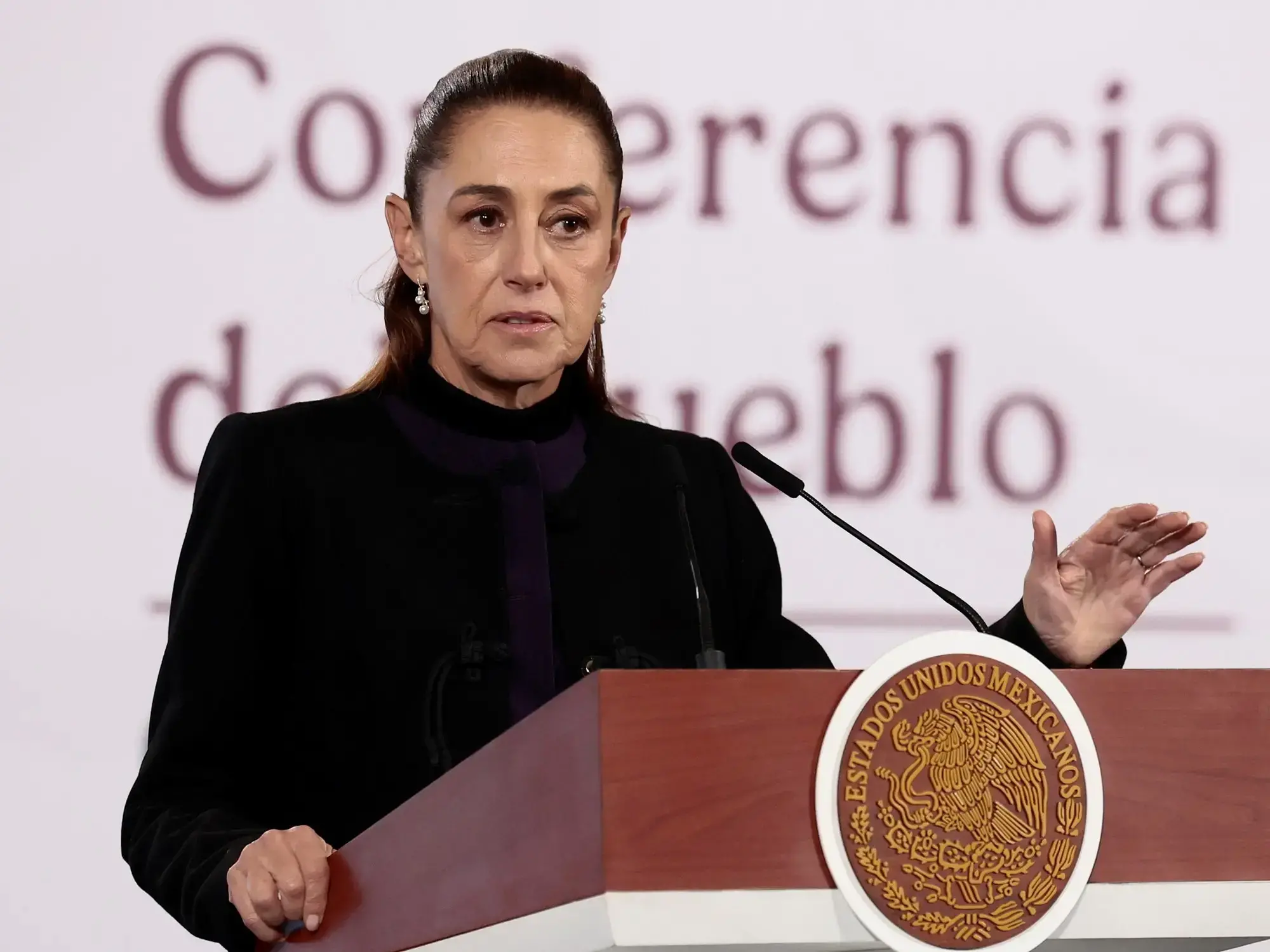 La presidenta de México, Claudia Sheinbaum, habla en una rueda de prensa.