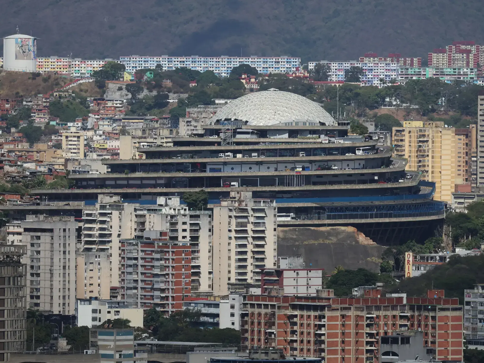 Vista nocturna del edificio El Helicoide en Caracas.