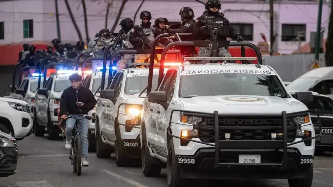 Efectivos de seguridad en México, tras la muerte del narcotraficante “El Mencho”.