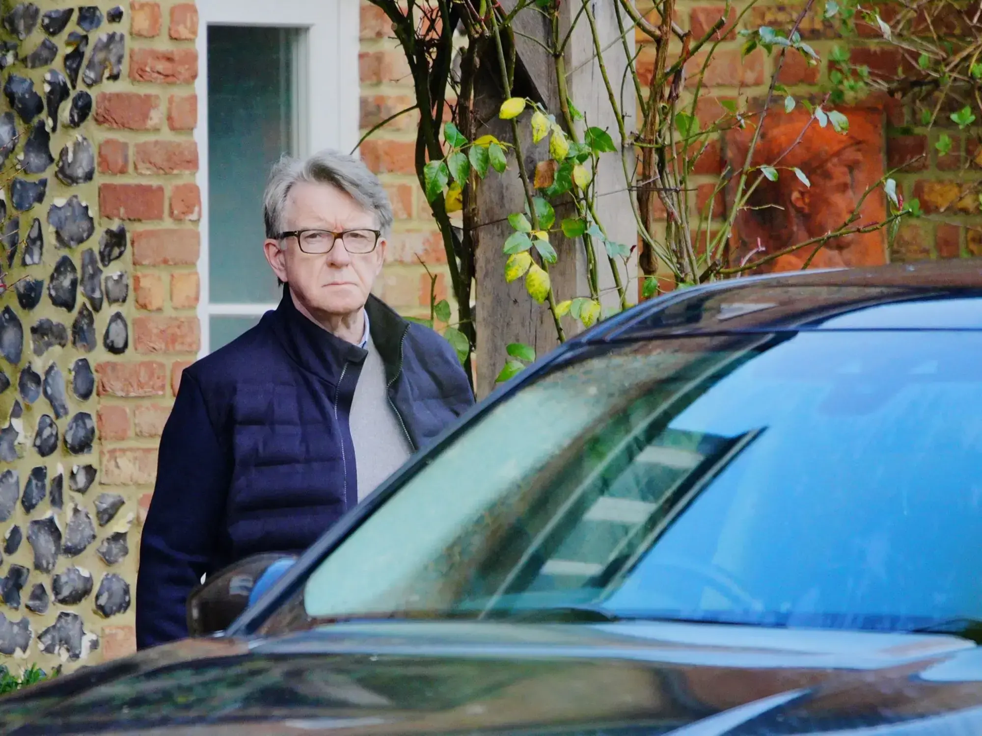 Peter Mandelson saliendo de su casa en Wiltshire, Inglaterra, el viernes pasado.