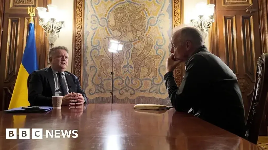 Serhii Kyslytsia (izquierda) habla con el corresponsal de la BBC Paul Adams