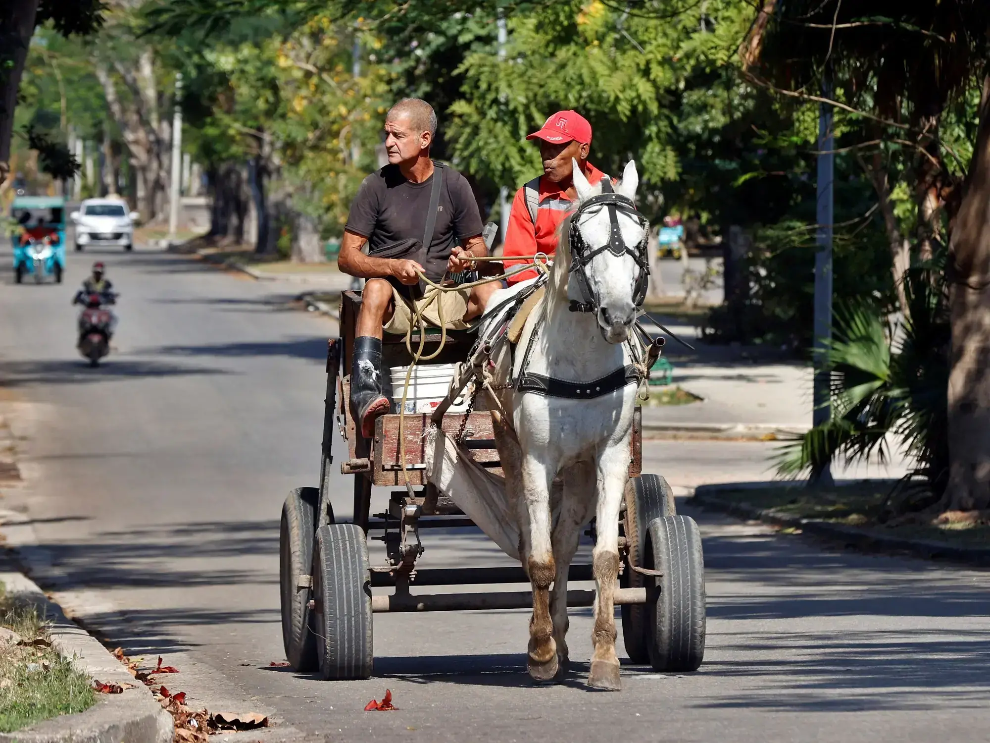 Dos personas en un carro por una calle en La Habana debido a la falta de combustible.
