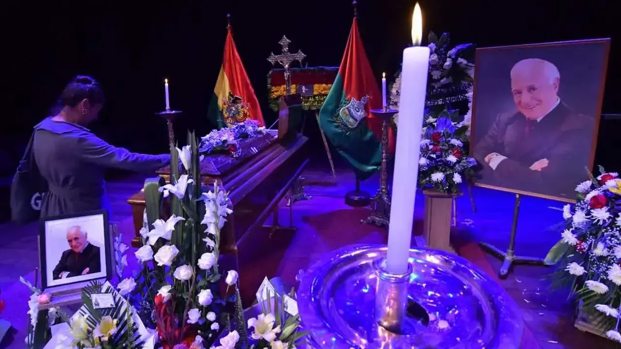 Los restos del artista David Santalla son velados en el Teatro Municipal de La Paz.