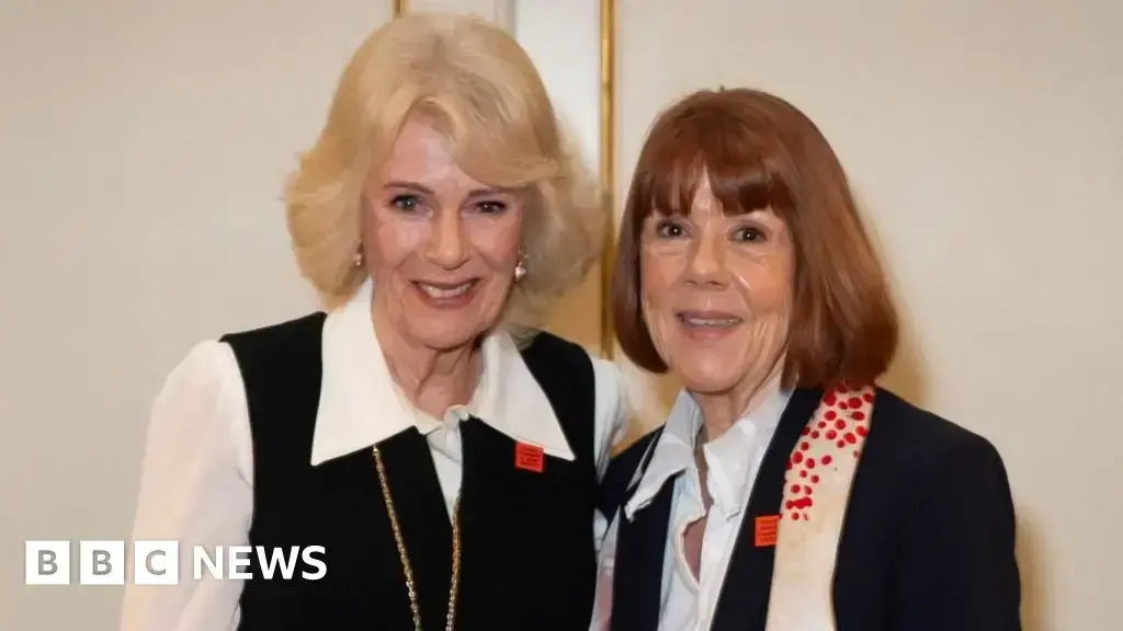 La reina Camilla y Gisèle Pelicot durante su encuentro en Clarence House.
