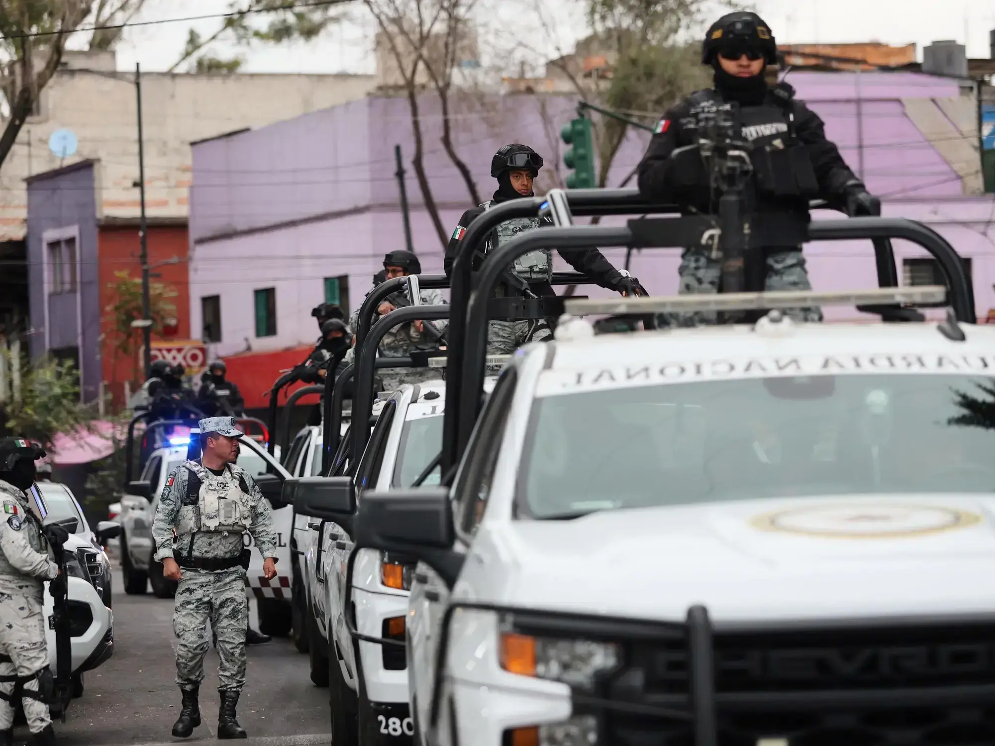 Guardias Nacionales patrullan el área frente a la sede de la Fiscalía General de la República en la Ciudad de México.