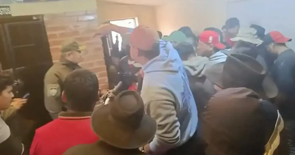 Momento en el que los pobladores llegaron a dependencias policiales