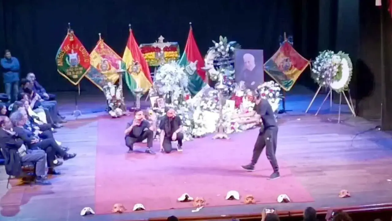 Artistas se presentan en el Teatro Municipal de La Paz.