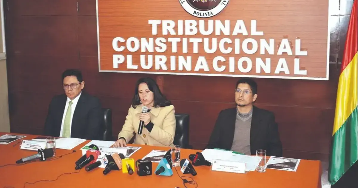 Magistrados Paola Prudencio, Ángel Dávalos y Boris Arias en conferencia de prensa.