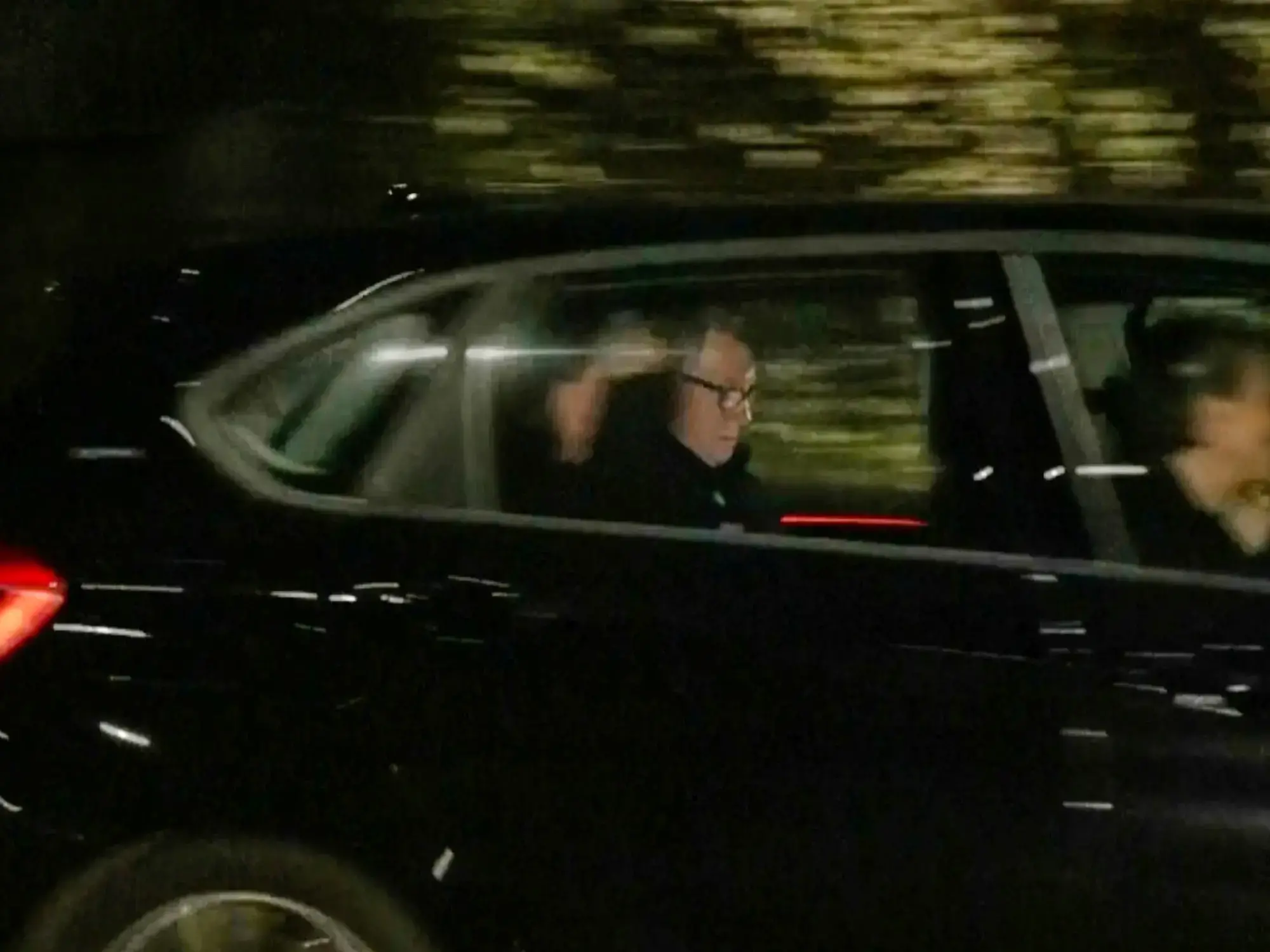 Peter Mandelson abandona una comisaría en Londres durante la madrugada.