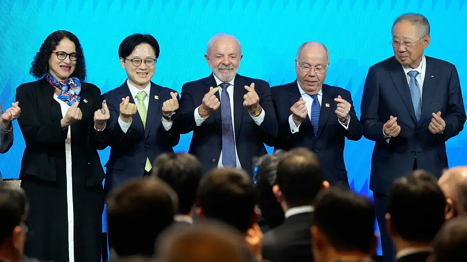 El presidente brasileño Luiz Inacio Lula da Silva posa con asistentes tras el Foro Empresarial Corea-Brasil en Seúl.