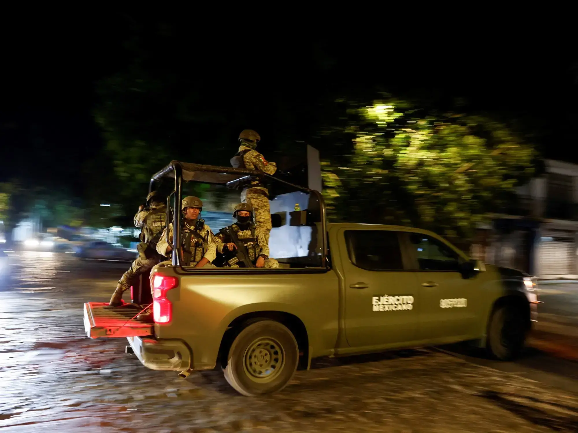 Soldados patrullan las calles en Puerto Vallarta, México, en medio de la ola de violencia narco.