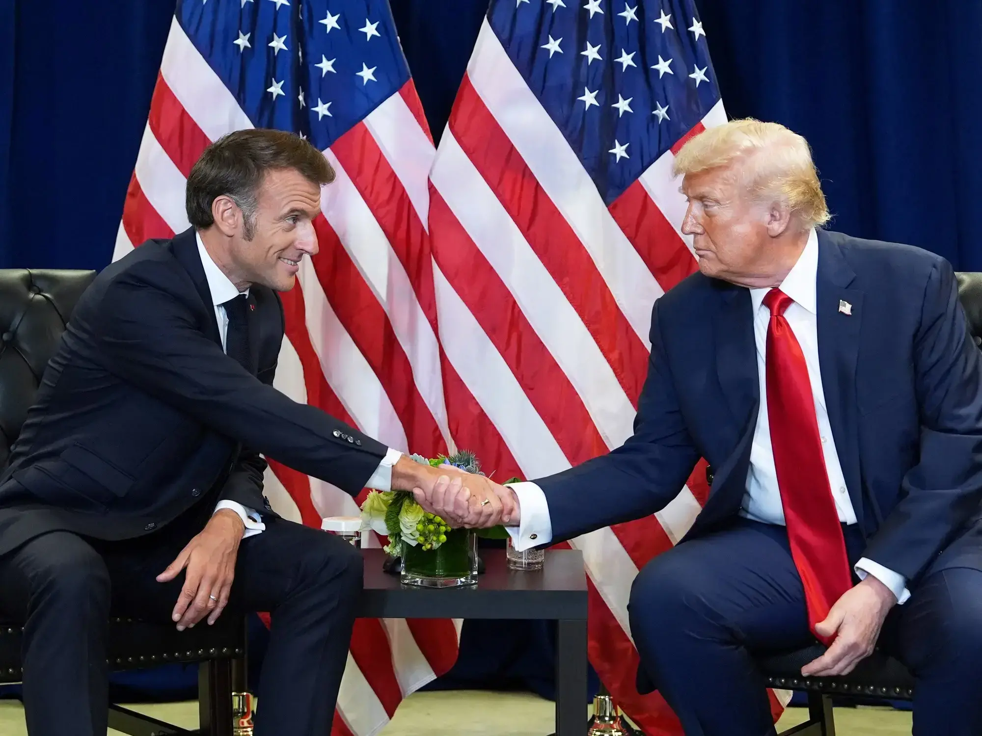 Carteles con el rostro de Quentin Deranque durante un homenaje en Lyon