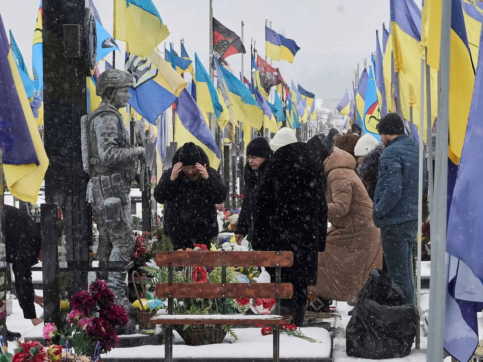 Una mujer abraza a su hijo durante las conmemoraciones en Jarkov.