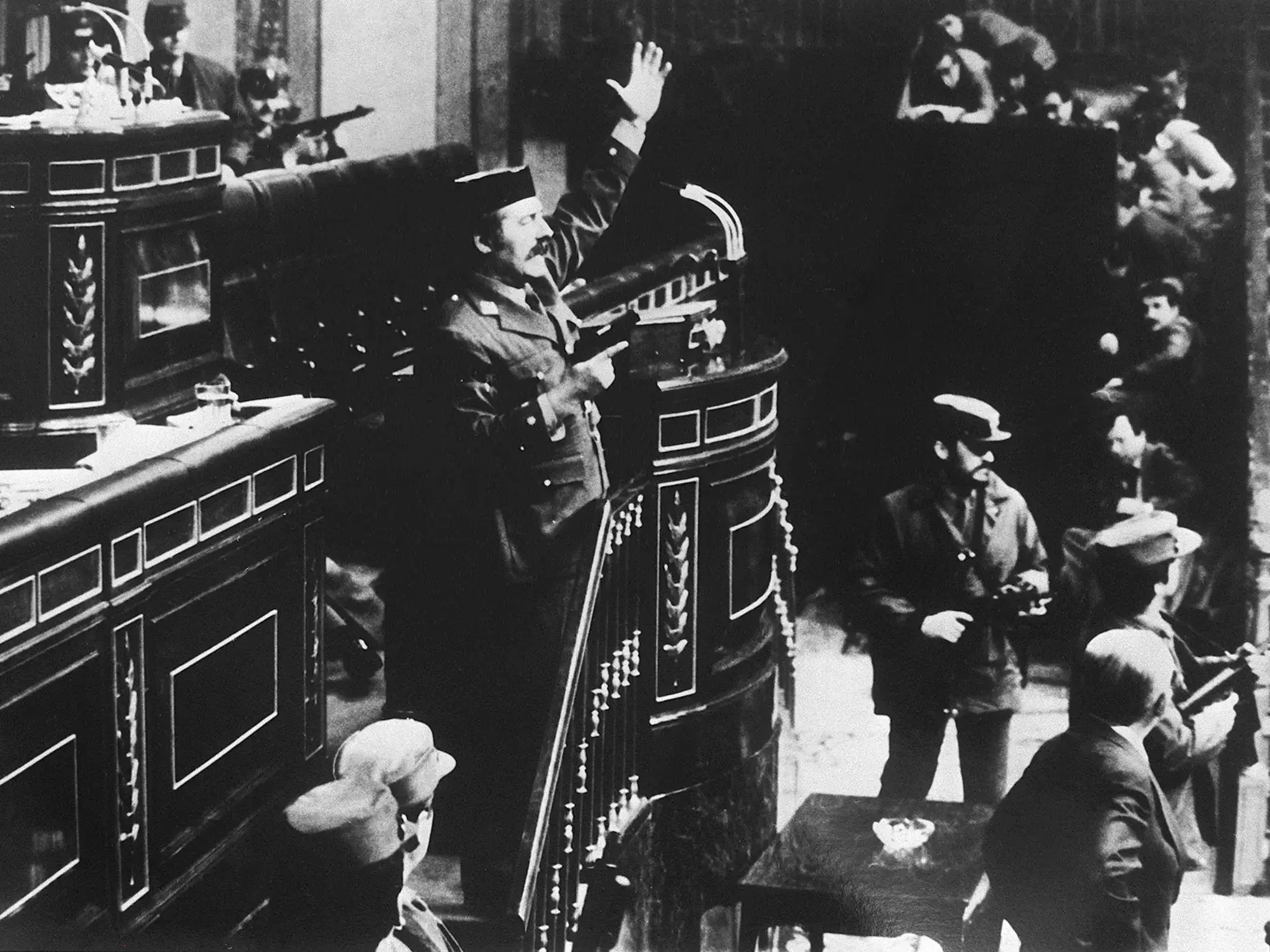 El teniente coronel Antonio Tejero irrumpe en el Congreso de los Diputados el 23 de febrero de 1981.