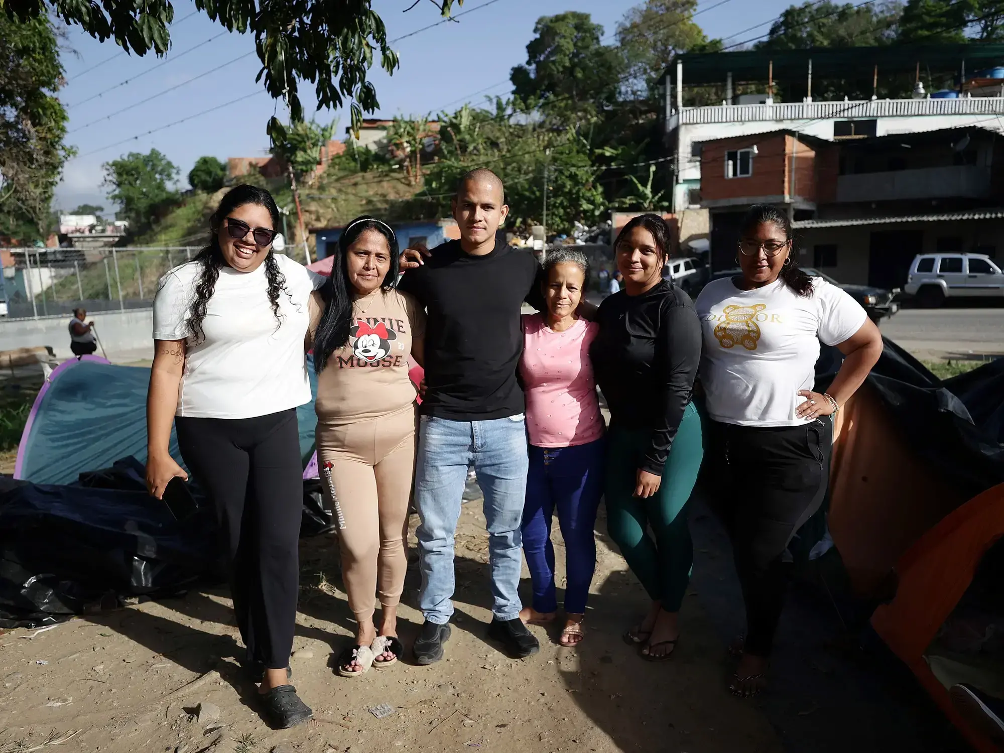 José Espinoza, joven excarcelado, posa con familiares frente al centro penitenciario El Rodeo I.