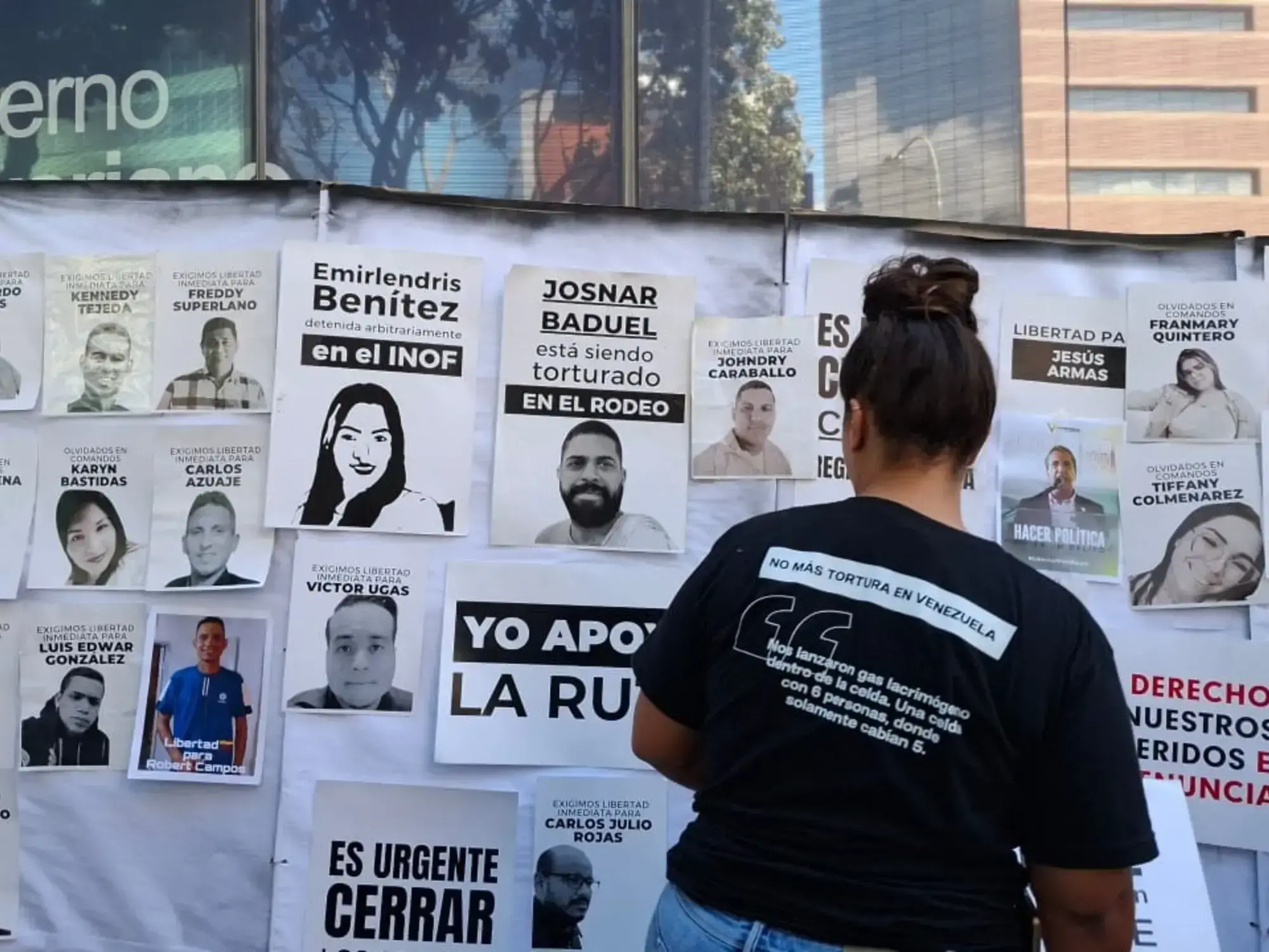 Un mural con información sobre presos políticos en Venezuela.