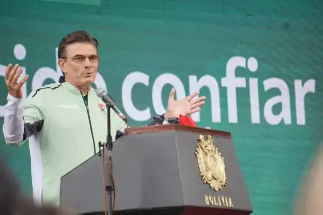 Rodrigo Paz presenta el proyecto de ley.