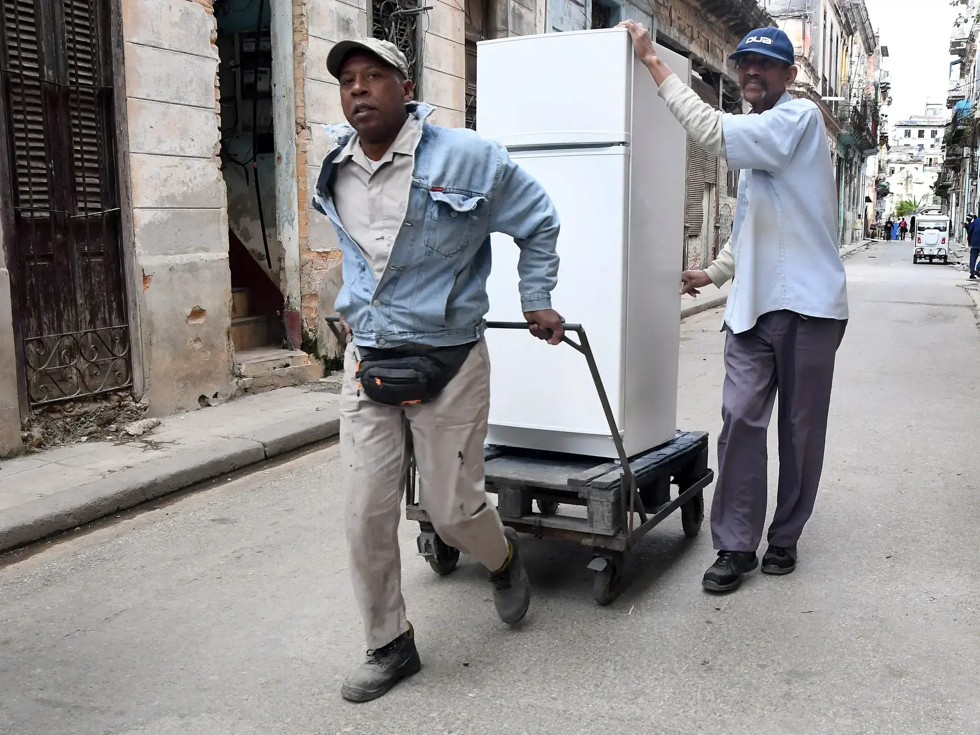 Personas caminan por una calle durante un apagón en La Habana.