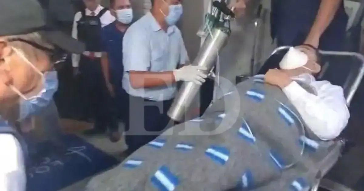 El alcalde Fernández es trasladado en camilla con tanque de oxígeno a una clínica.