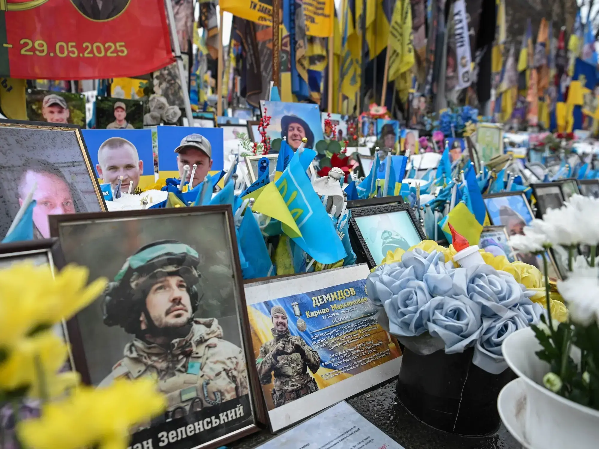 Retratos y banderas en un monumento a soldados ucranianos caídos en la Plaza de la Independencia en Kiev.