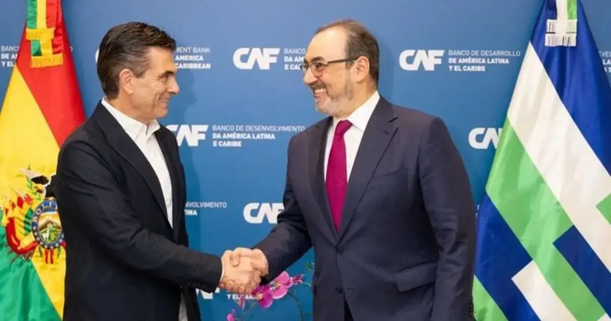 Rodrigo Paz, presidente de Bolivia, junto a Sergio Díaz-Granados, presidente de la CAF
