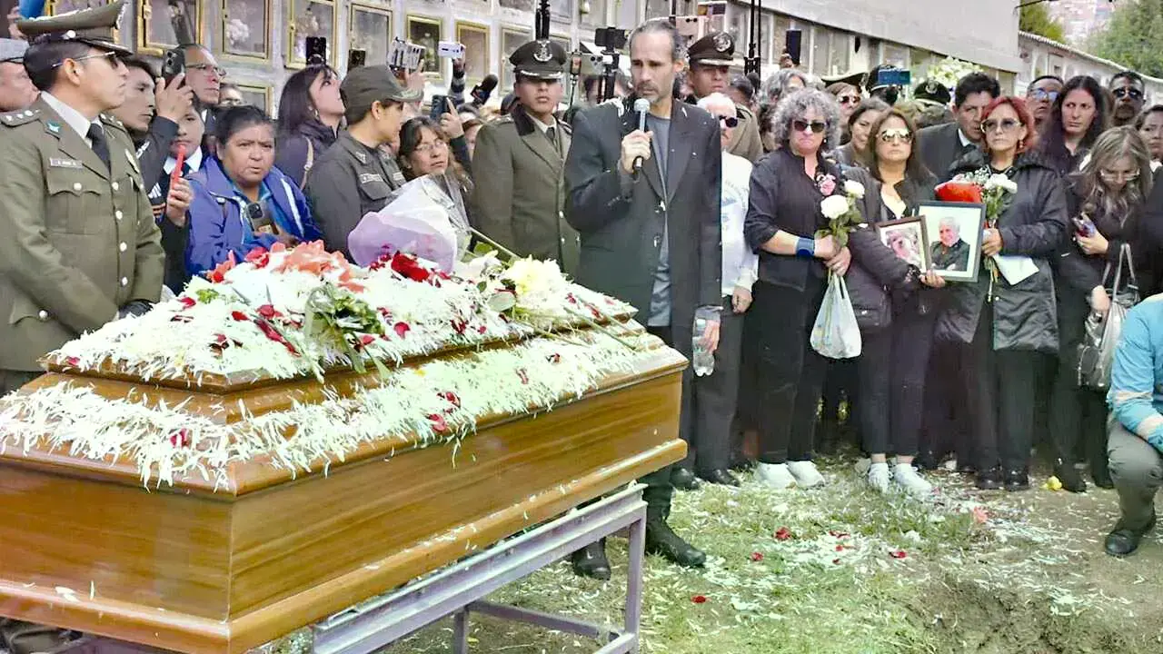 Los restos del icónico actor y humorista David Santalla fueron enterrados en el Cementerio General de La Paz.