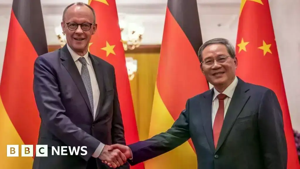 Friedrich Merz y el primer ministro chino Li Qiang se dan la mano en el Gran Salón del Pueblo en Beijing.