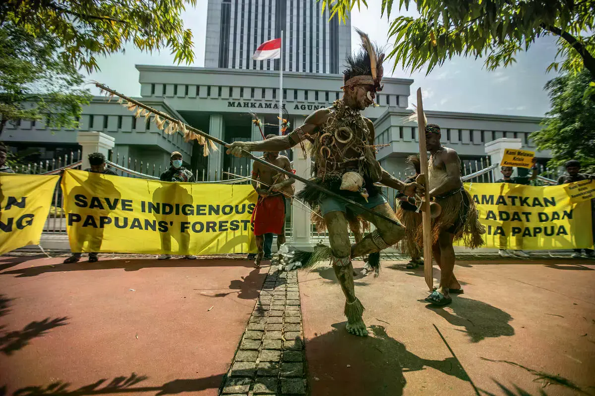 Indígenas papúes protestan contra el proyecto Merauke Food Estate frente al Ministerio de Defensa en Yakarta en 2024.